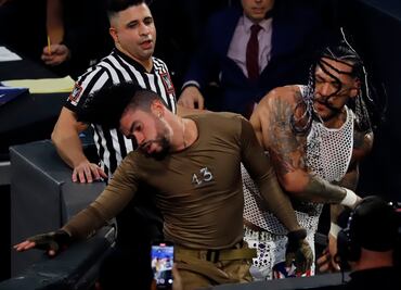 Bad Bunny muestra su espalda con arañazos y moretones tras pelea en la 'WWE'