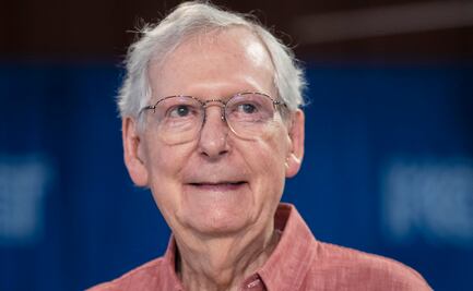 VIDEO. Senador Mitch McConnell vuelve a quedar paralizado y pierde el habla en plena conferencia 