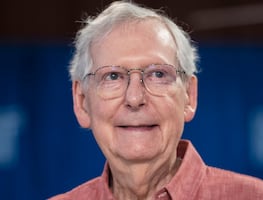 VIDEO. Senador Mitch McConnell vuelve a quedar paralizado y pierde el habla en plena conferencia