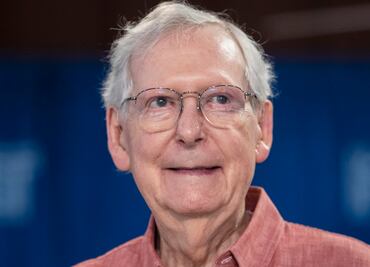 VIDEO. Senador Mitch McConnell vuelve a quedar paralizado y pierde el habla en plena conferencia