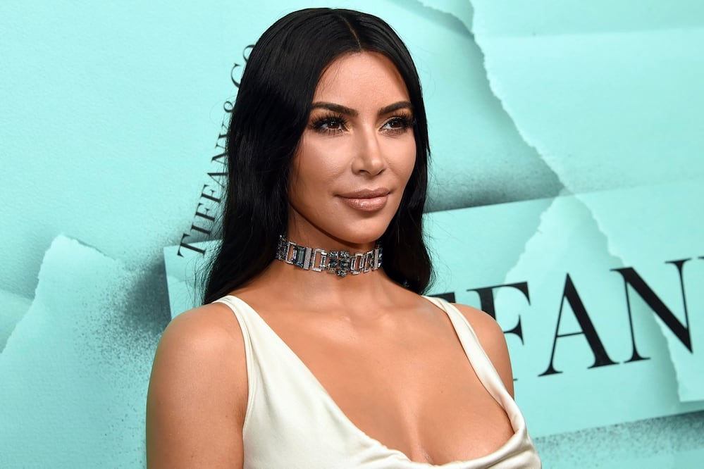 Kim Kardashian se inspira en Dua Lipa para lucir elegante vestido negro de Gucci. Foto: AP