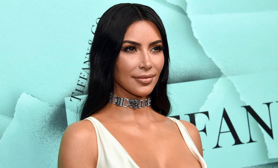 Kim Kardashian se inspira en Dua Lipa para lucir elegante vestido negro de Gucci. Foto: AP