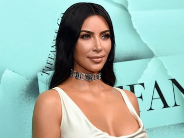 Kim Kardashian se luce idéntica a Dua Lipa con elegante vestido negro con recortes sobre la cadera