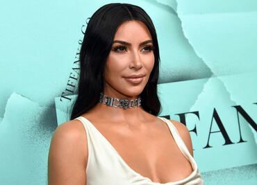 Kim Kardashian se luce idéntica a Dua Lipa con elegante vestido negro con recortes sobre la cadera