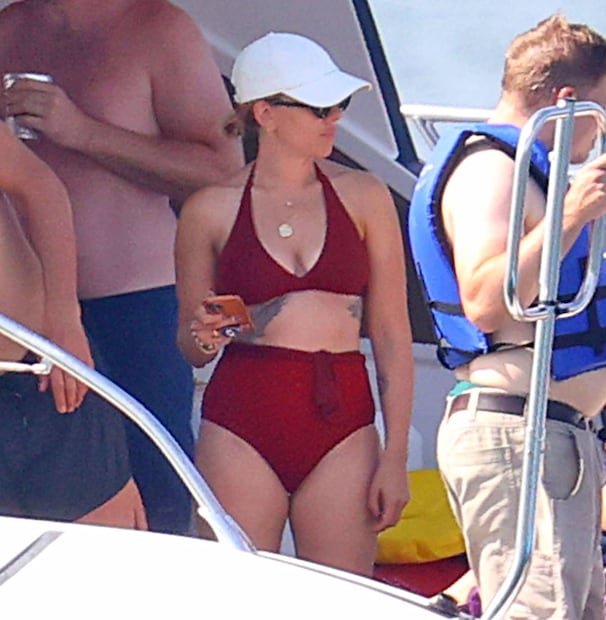 Scarlett Johansson conquista con bikini rojo en los Hamptons