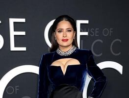 "Black Mirror" tantea a Salma Hayek para su sexta temporada