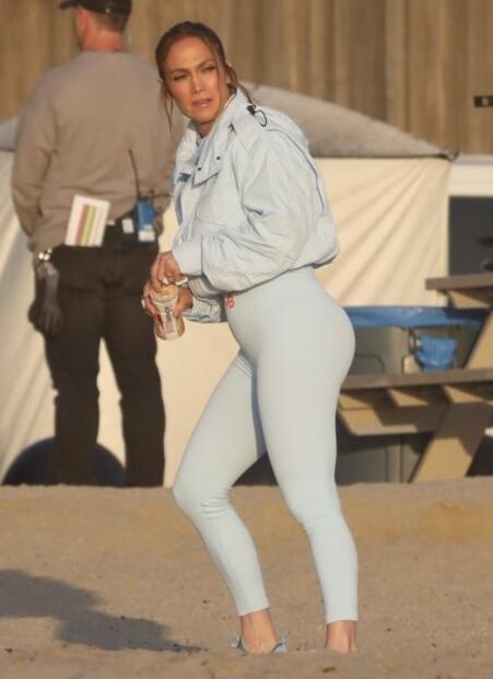 Jennifer Lopez luce ‘cuerpazo’ y derrière en leggings blancos durante rodaje 