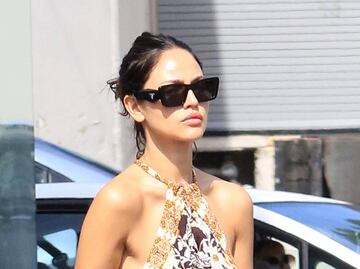 Eiza González arrasa con vestido primaveral estilo braless en LA