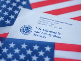 Aumentan tarifas para acelerar trámites que permiten migrar y trabajar en EU: lista de formularios