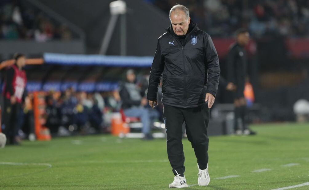 Marcelo Bielsa durante el Uruguay vs Brasil en el estadio Centenario, de Montevideo (Uruguay). Foto: EFE/Gaston Britos
