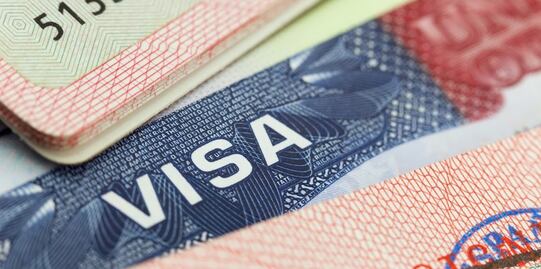 Suspenden orden de Trump de negar visas a migrantes sin seguro