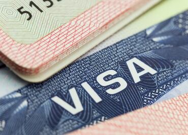 Suspenden orden de Trump de negar visas a migrantes sin seguro