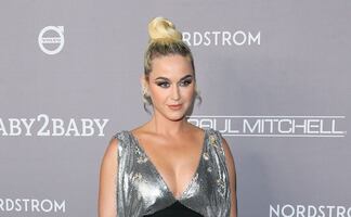 Katy Perry irradia belleza con traje de baño morado en Grecia