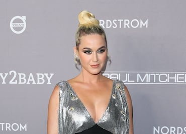 Katy Perry irradia belleza con traje de baño morado en Grecia