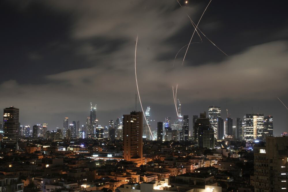 Nueva oleada de misiles iraníes golpea Israel: daños en Tel Aviv y Jerusalén (AP Photo/Ohad Zwigenberg)