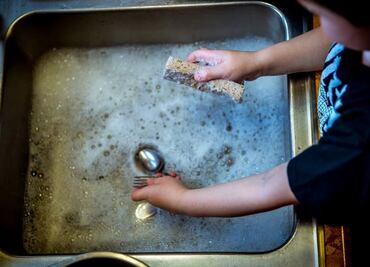 Aumentan en EU casos de intoxicación con productos de limpieza ante pandemia