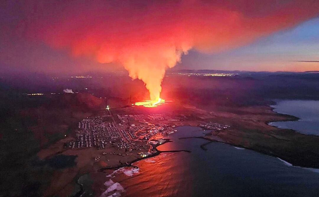 Tras enjambre de sismos, volcán entra en erupción cerca de Grindavik, Islandia. Foto: AFP