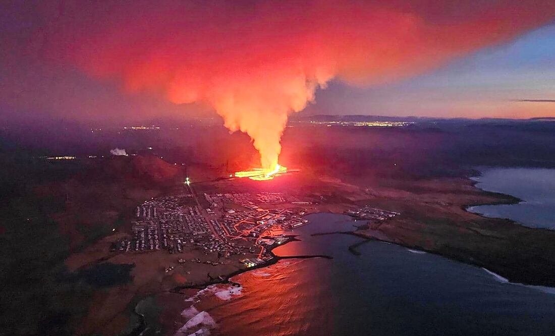 Tras enjambre de sismos, volcán entra en erupción cerca de Grindavik, Islandia. Foto: AFP