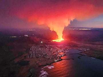Fotos. Tras enjambre de intensos sismos, volcán entra en erupción cerca de Grindavik, Islandia