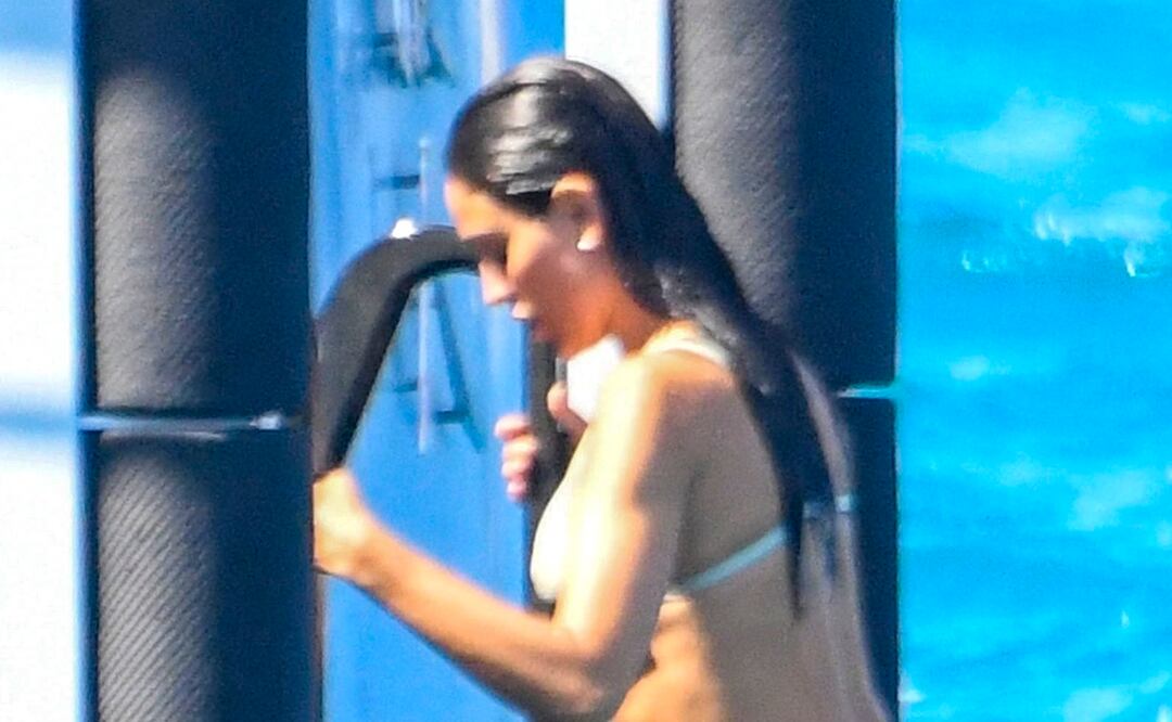 Eiza González se face en bikini de olanes en paseo en yate con Michelle Rodriguez. Foto: The Grosby Group