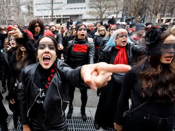Mujeres protestan con 'Un violador en tu camino' en juicio de Weinstein