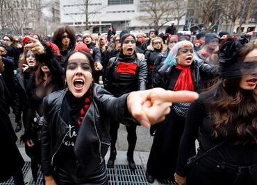 Mujeres protestan con 'Un violador en tu camino' en juicio de Weinstein