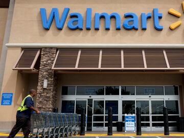 Hombre estafa con miles a cajeros de Walmart en Texas con 'truco de magia'