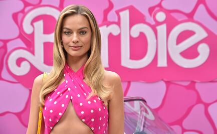 Margot Robbie se transforma en la primera ‘Barbie’ de la historia con minivestido de franjas