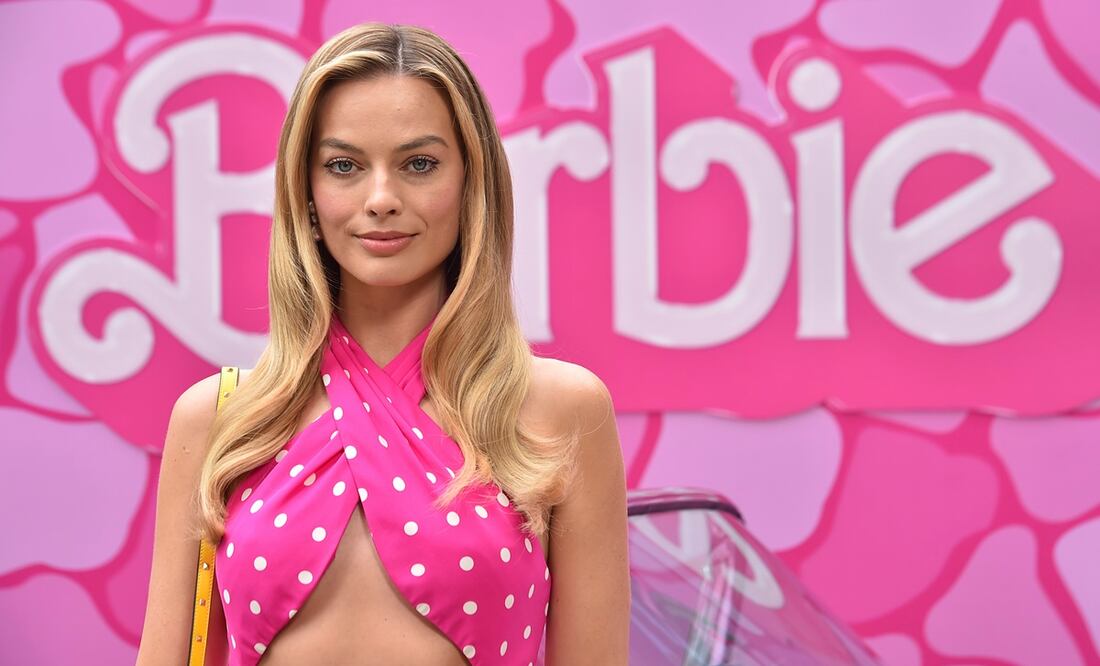 Margot Robbie se transforma en la primera ‘Barbie’ de la historia con minivestido de franjas. Foto: AP