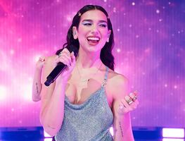 Dua Lipa ‘roba miradas’ con revelador catsuit transparente