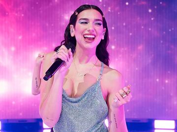 Dua Lipa ‘roba miradas’ con revelador catsuit transparente