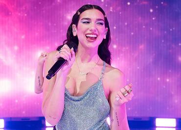 Dua Lipa ‘roba miradas’ con revelador catsuit transparente