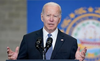 La decisión de usar cubrebocas en aviones depende de los viajeros: Biden 