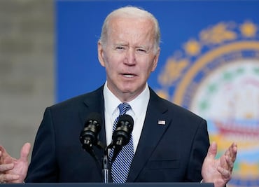 La decisión de usar cubrebocas en aviones depende de los viajeros: Biden