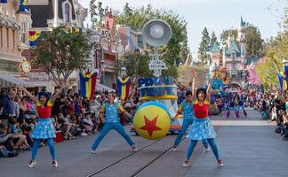 Trabaja en hotel de Disneyland como encargado de albercas y gana 22 dólares por hora