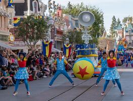 Trabaja en hotel de Disneyland como encargado de albercas y gana 22 dólares por hora