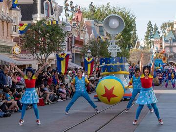 Trabaja en hotel de Disneyland como encargado de albercas y gana 22 dólares por hora