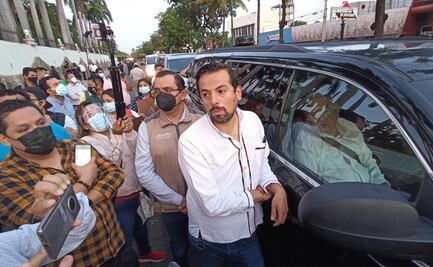 Manifestantes retienen auto de AMLO por más de dos horas (video)