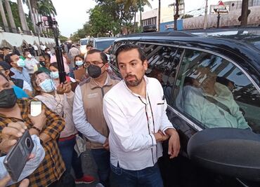 Manifestantes retienen auto de AMLO por más de dos horas (video)