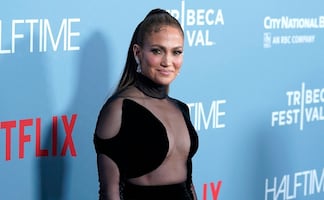 Jennifer Lopez se luce en vestido transparente en estreno de ‘Halftime’