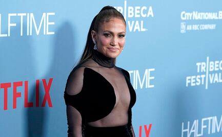Jennifer Lopez se luce en vestido transparente en estreno de ‘Halftime’