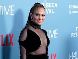 Jennifer Lopez se luce en vestido transparente en estreno de ‘Halftime’