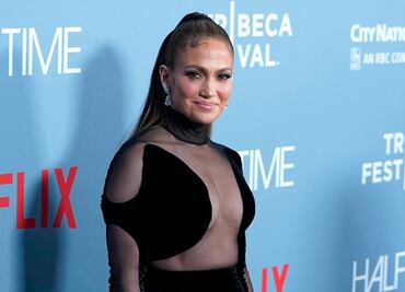 Jennifer Lopez se luce en vestido transparente en estreno de ‘Halftime’