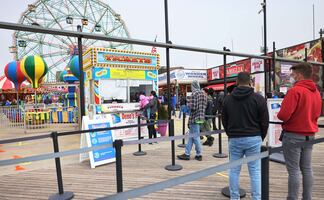 Coney Island reabre al turismo en Nueva York