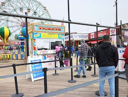 Coney Island reabre al turismo en Nueva York