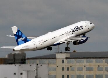 Multan con 15 mil dólares a pasajero por no usar cubrebocas en avión en Las Vegas
