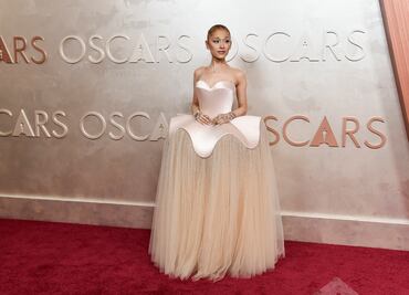 Con Ariana Grande y otras celebridades da inicio la alfombra roja de los Óscar 2025