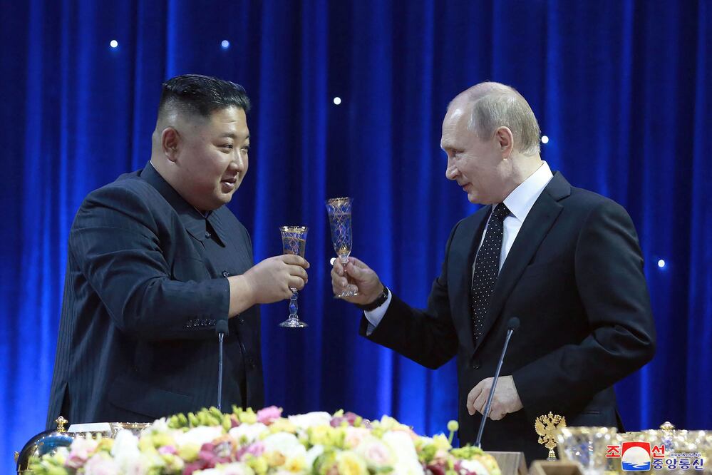 El líder de Corea del Norte, Kim Jong-un, partió hoy en tren rumbo a Rusia, donde se reunirá con el jefe del Kremlin, Vladímir Putin. (Photo by KCNA VIA KNS / AFP) / South Korea OUT / REPUBLIC OF KOREA OUT )