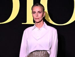 Charlize Theron se arriesga y lo muestra todo con falda transparente en París