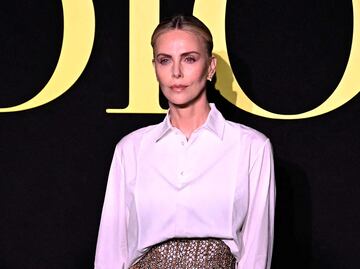 Charlize Theron se arriesga y lo muestra todo con falda transparente en París